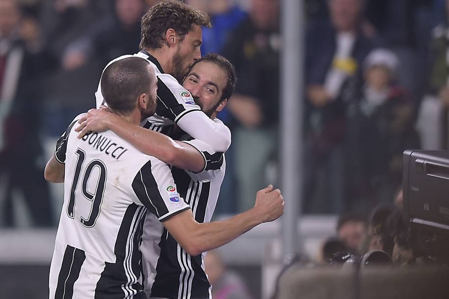 Marchisio e Bonucci festeggiano con il Pipita. LaPresse